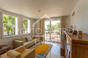 Strandnahe Villa mit Apartment, Pool, Garage und Vermietungslizenz in Cala Serena